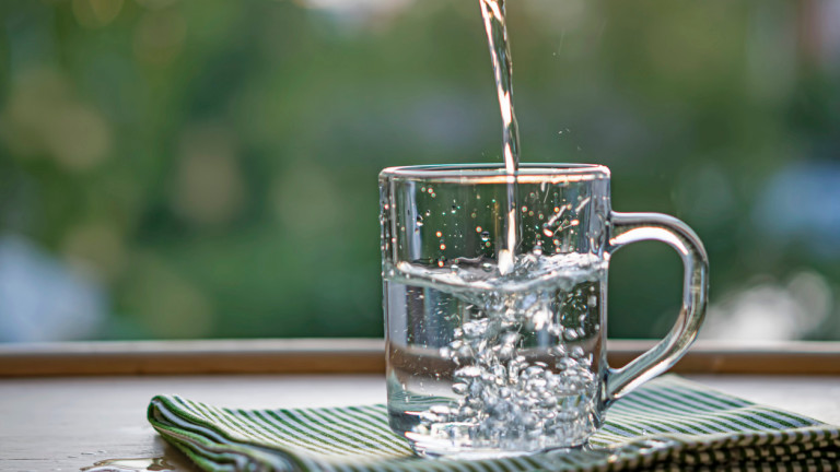 Какво да пием (освен вода), за да не се обезводним в жегите