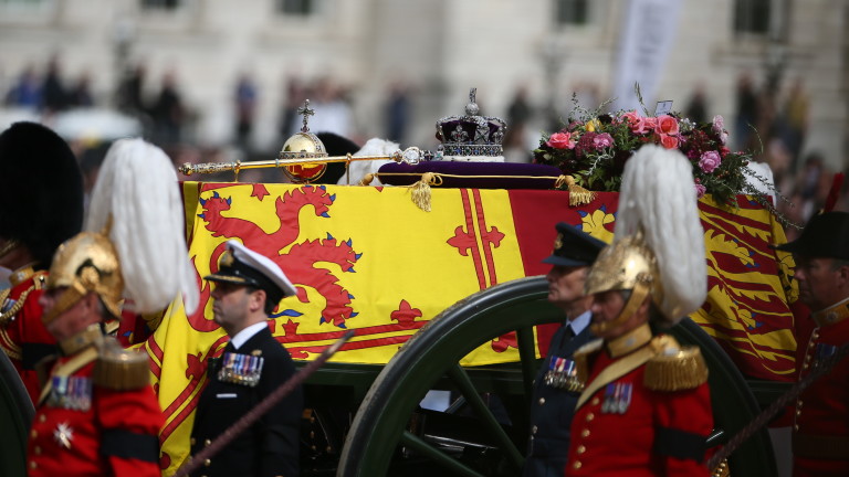 Великобритания си взе последно сбогом с кралица Елизабет II, съобщава