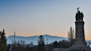 Паметникът на Съветската армия е осъмнал тази сутрин с петна