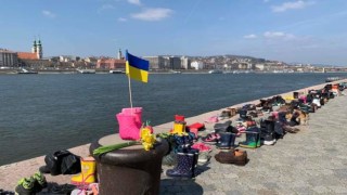 Унгарци оставиха 300 чифта износени обувки на брега на река