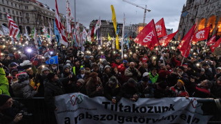 В Унгария хиляди пак протестират срещу Орбан и "робския труд"
