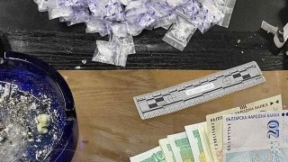 Задържаха трима мъже за притежание на голямо количество наркотици в