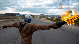 Най малко четирима души са убити и стотици други са ранени