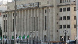 Парламентът на Алжир ограничи управлението на президента до два мандата