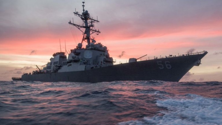 Десет моряци от американските военноморски сили са изчезнали, след като
