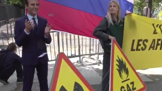 Активисти откраднаха восъчна фигура на Макрон за антируски протест в Париж