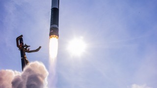 Американската частна космическа компания Rocket Lab за първи път изстреля