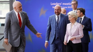 Когато албанският премиер Еди Рама говори на пресконференция на Срещата