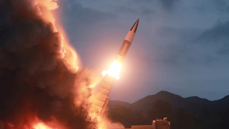 КНДР изстреля две балистични ракети