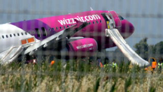 Самолет на Wizz Air кацна аварийно в Рим, трима ранени