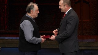 Президентът Румен Радев награди с почетен знак актьора Васил Михайлов