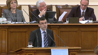 Дянков прочете мерките в парламента и си тръгна