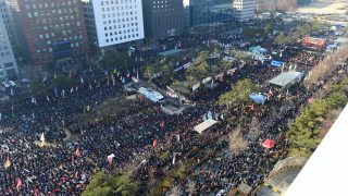 Южнокорейски таксиметров шофьор се самозапали на протест срещу услуга за
