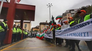 Към 400 пътни строители предимно работници протестират под дъжда пред