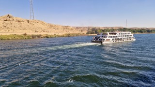 Слънцето над Луксор изгрява бавно но сякаш целият град се