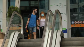 Българите сякаш вече приемат по спокойно опасността от коронавируса показва проучване