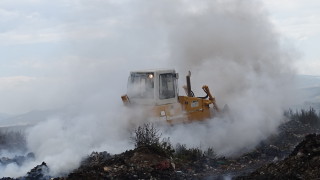 Продължава борбата с бушувашия дни наред пожар на сметището в