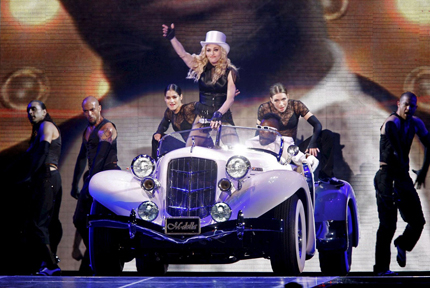 Втори почина след рухването на сцена за концерта на Мадона 