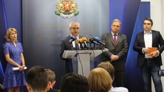Енергийният министър запретна ръкави да спасява топлото на Габрово