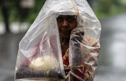 150 души затрупани от свлачище в Индия 