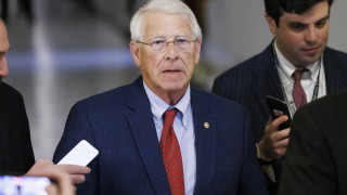 Американският сенатор Роджър Уикър председател на влиятелната Комисия по въоръжените