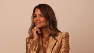 За своите 57 години Хали Бери не само изглежда впечатляващо