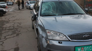 Борят се за живота на възрастен мъж пометен от кола