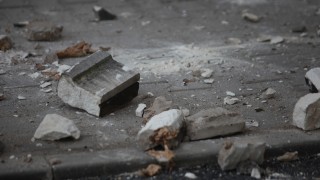 Опасна сграда се руши в центъра на Бургас