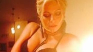 Камелия седна гола пред елхата ( СНИМКА 18+)