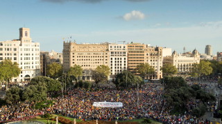 Хиляди каталунци отбелязаха с протест годишнината от референдума за независимост 