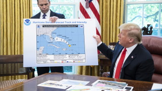 Американският лидер Доналд Тръмп показа фалшива карта с урагана Дориан