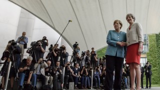 Правата на гражданите на ЕС основен приоритет, съгласни Меркел и Мей