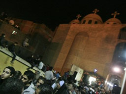 Християни и мюсюлмани се замерват с камъни в Кайро