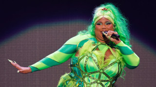 Певицата Лизо не спира да отправя призиви към хората да