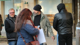 10 души пред МЗ отказват да стават зомбита с маски