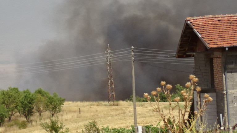 Евакуират Старосел заради огнено бедствие, съобщава БНР. Пожарът е избухнал
