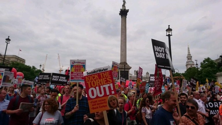 Хиляди протестиращи в Лондон искат оставката на Тереза Мей