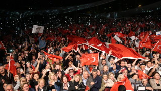 Стотици жители на Истанбул се събраха на няколко места в