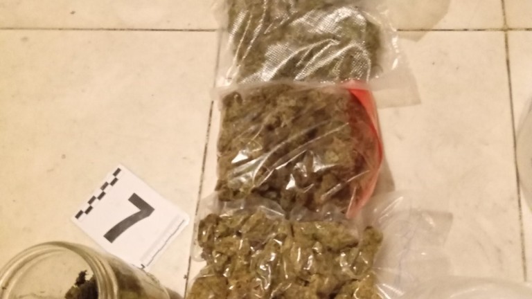 Столични криминалисти иззеха над 2 кг наркотици от дома на