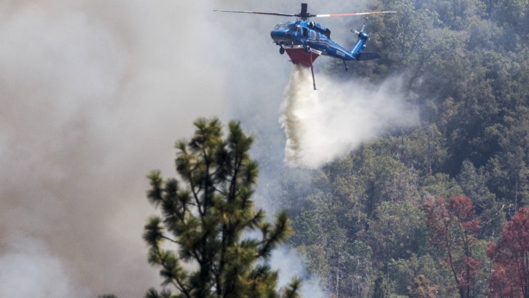Повече от 2000 пожарникари, подкрепени от 17 хеликоптера, са изпратени