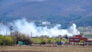 Голям пожар избухна в автосервиз в софийското село Лозен съобщава