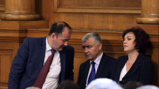 Депутатите гласуваха ваканцията си 