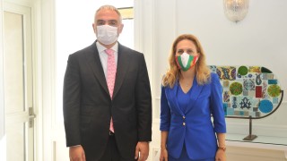 Вицепремиерът и министър на туризма Марияна Николова разговаря с министъра