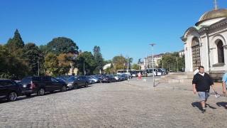 Най рано след 2 години незаконната автогара пред храм паметника Св