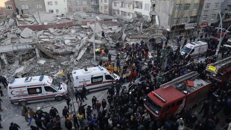 7-етажна сграда рухна в Истанбул 