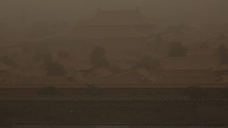 Оранжево небе над Пекин вследствие на пустинна буря и рекордни нива на замърсяване 