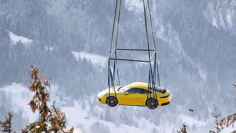 Защо едно Porsche полетя над Алпите