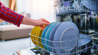 Съдомиялната машина е неизменен помощник в кухнята и ни пести