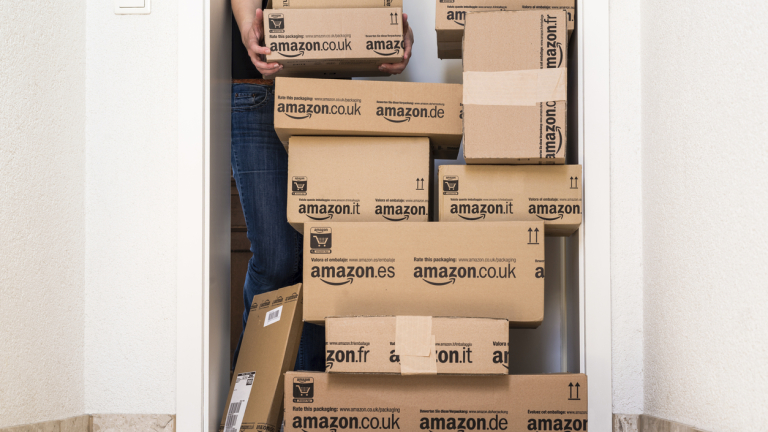 Amazon наема 30 000 служители през следващата година