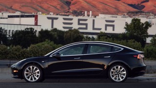 Tesla увеличи с 93% приходите си от продажби на автомобили за година